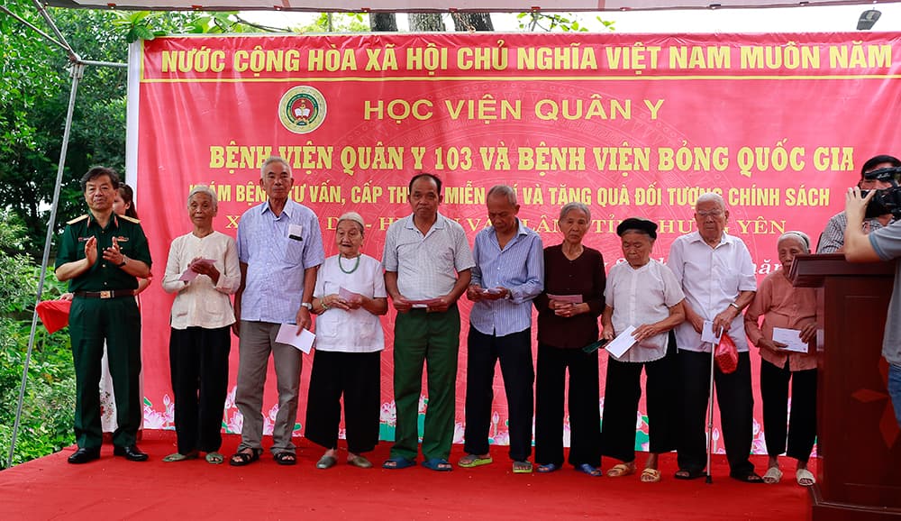 Thăm, tặng quà và khám bệnh cho các đối tượng chính sách tại Hưng Yên