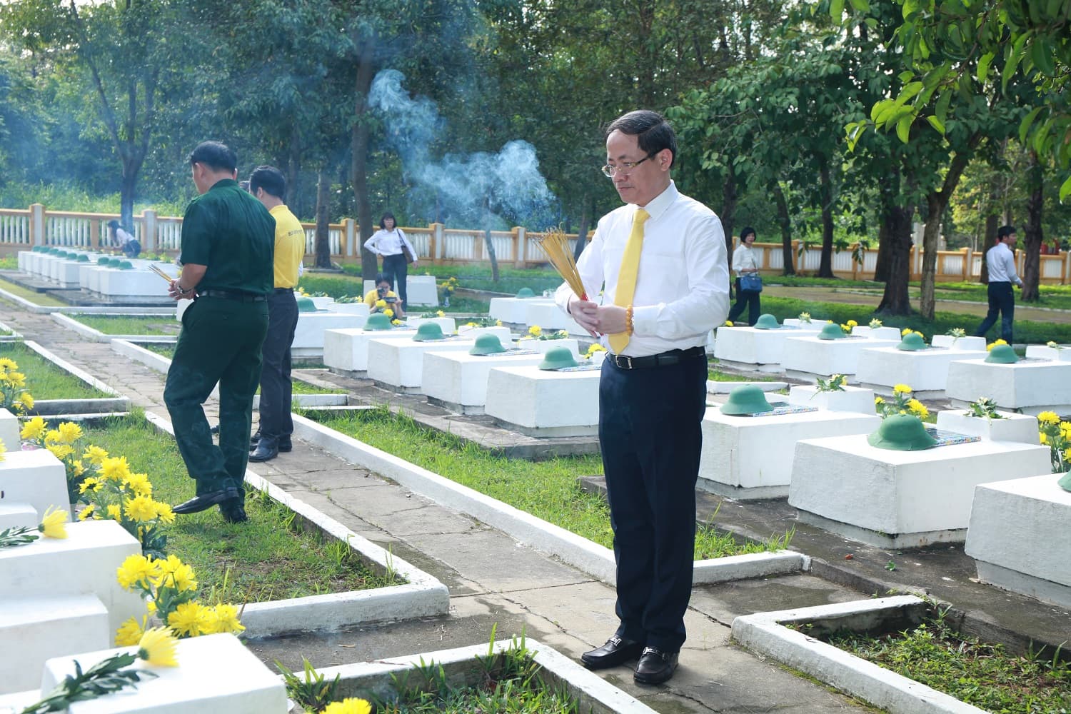 Bộ Thông tin và Truyền thông dâng hương tại Nghĩa trang liệt sĩ Ngành Giao bưu - Thông tin