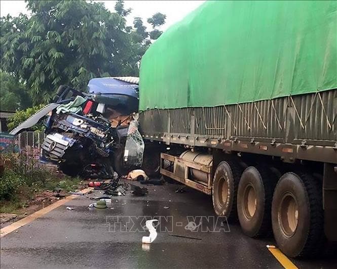 Xe tải va chạm với xe đầu kéo khiến một người chết, giao thông ách tắc