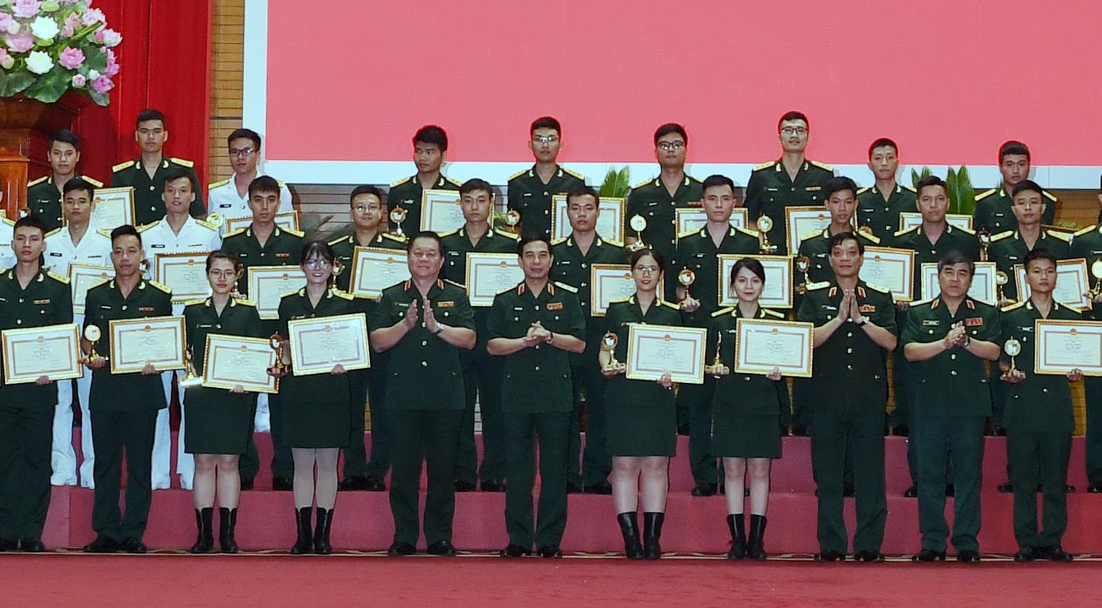 Những đóa hoa đẹp về tinh thần tự học, tự rèn