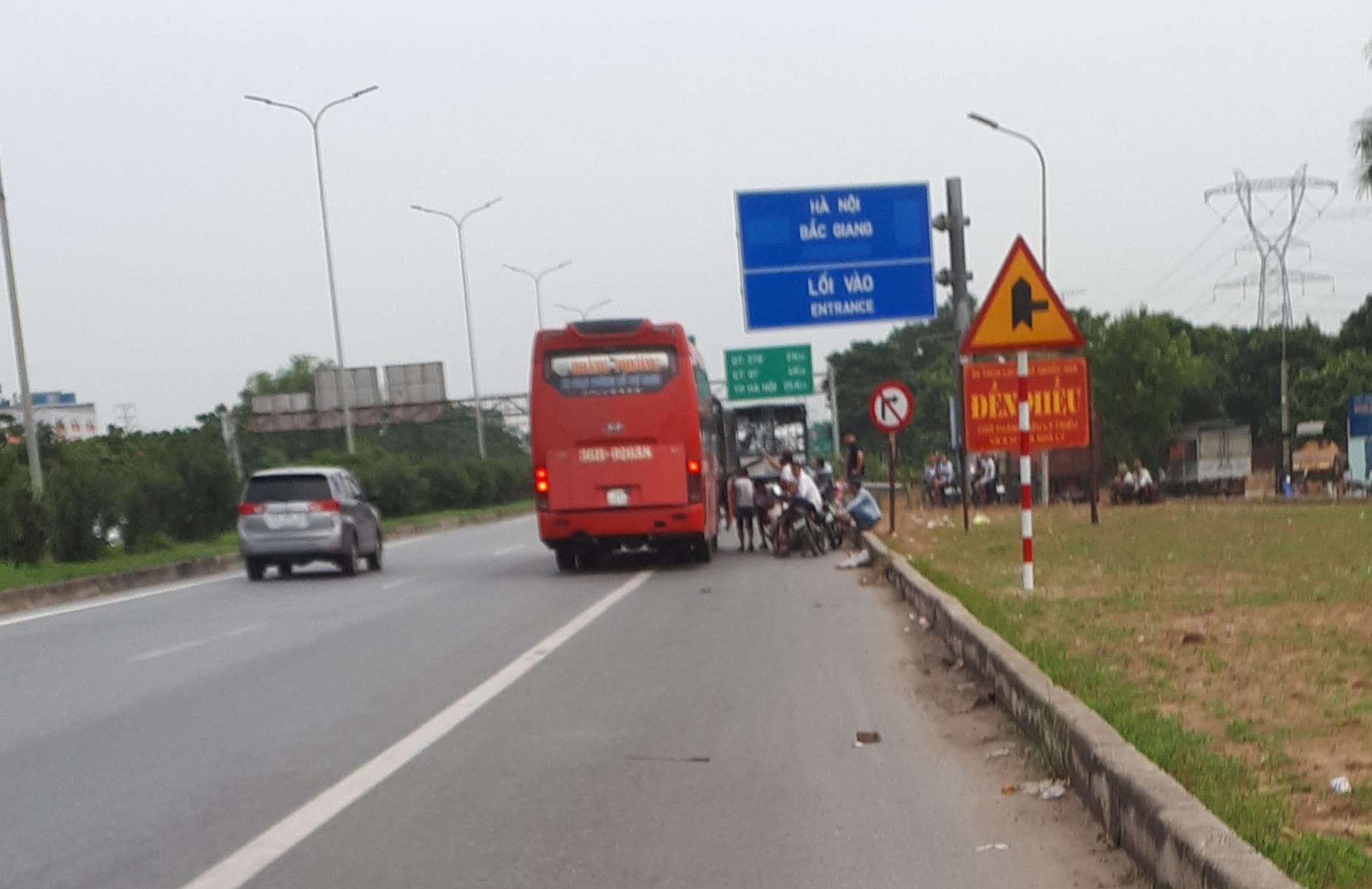 Đón, trả khách sai quy định trên đường cao tốc Hà Nội - Bắc Giang
