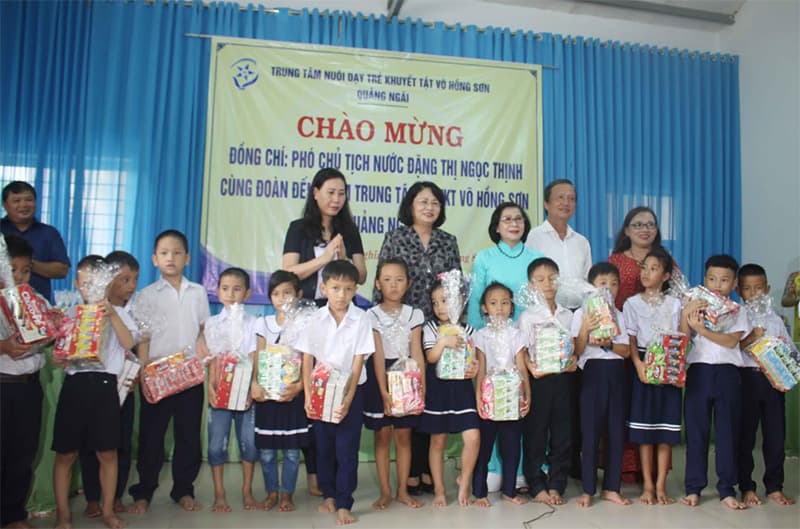 Phó chủ tịch nước Đặng Thị Ngọc Thịnh thăm Trung tâm Võ Hồng Sơn