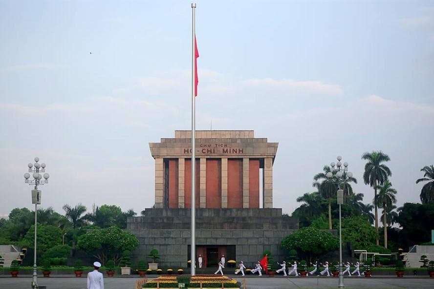 Thiêng liêng nghi thức chào cờ trước Lăng Bác