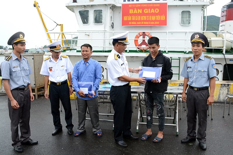 Vùng 3 Hải quân kịp thời cứu nạn ngư dân tàu cá QB 98799 TS