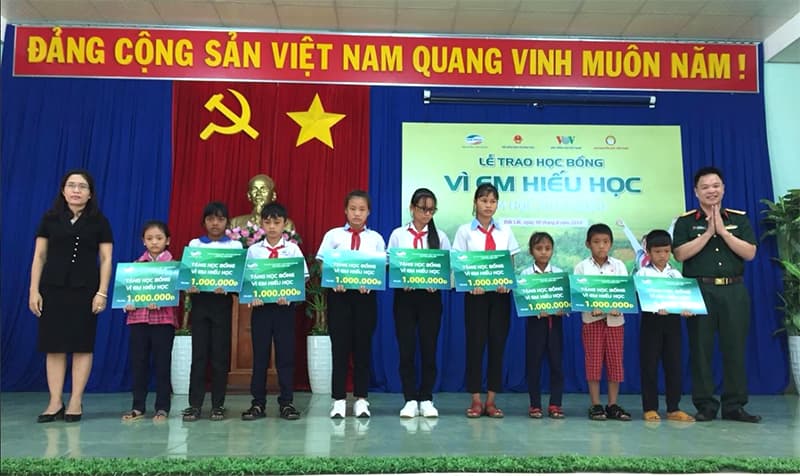 Trao 40 sổ tiết kiệm tặng gia đình liệt sĩ có hoàn cảnh khó khăn