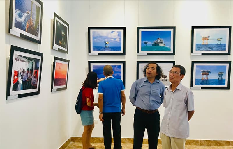 Ra mắt sách và triển lãm ảnh “Nơi đầu sóng”
