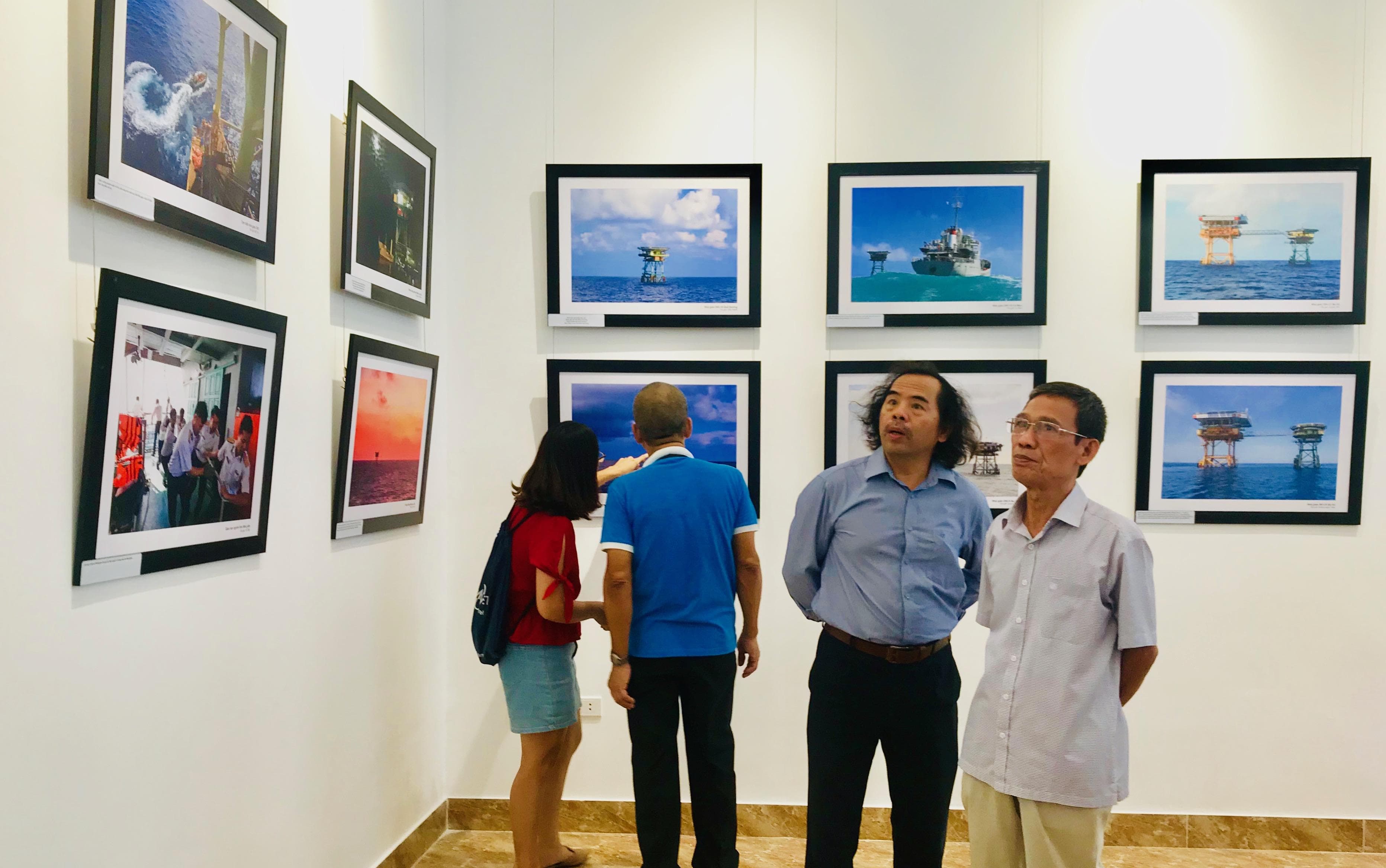 Ra mắt sách và triển lãm ảnh “Nơi đầu sóng”
