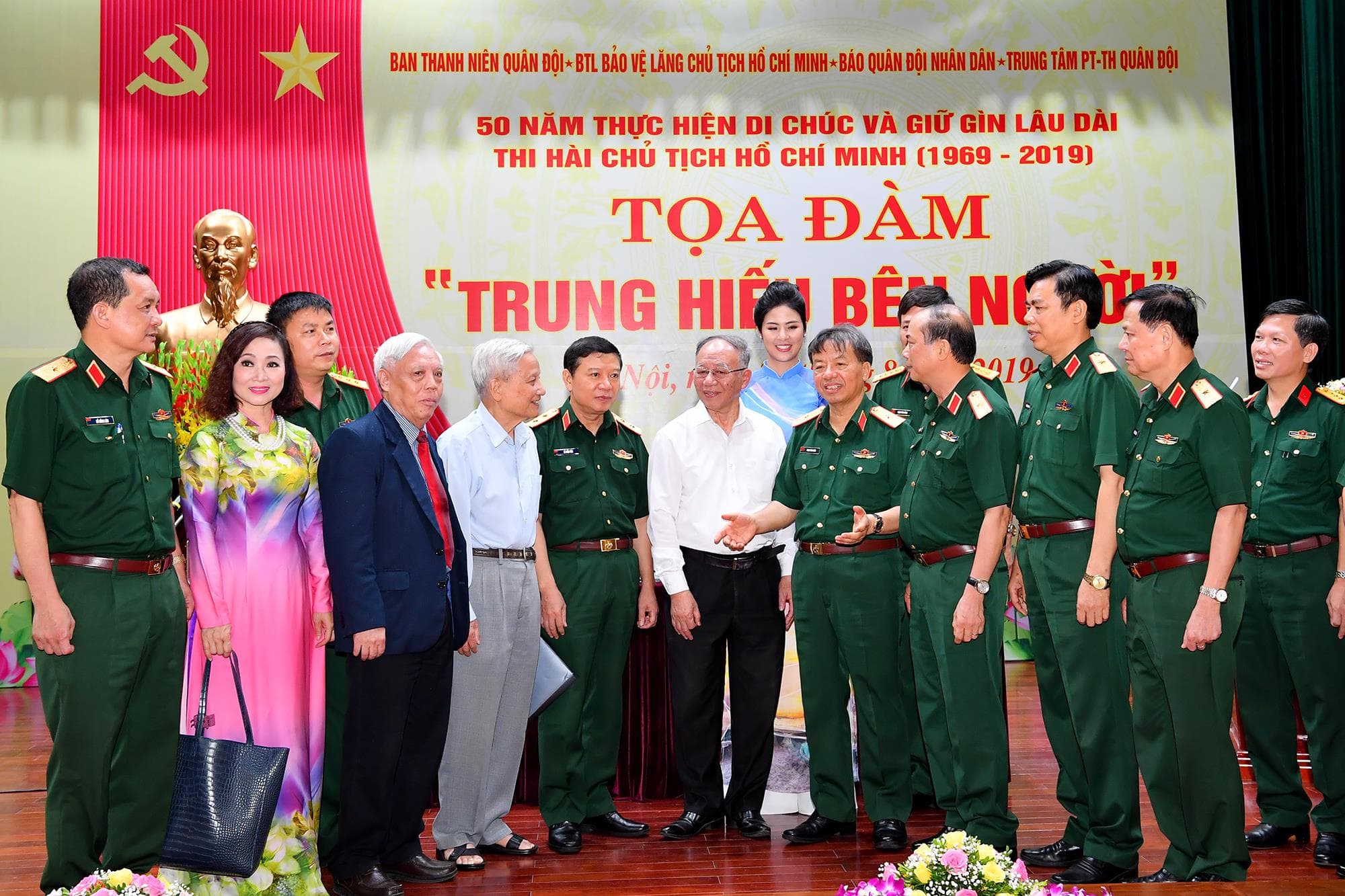 Noi theo gương sáng Bác Hồ, mãi vẹn tròn trung hiếu