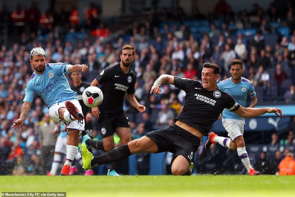 Man City vươn lên ngôi đầu bảng