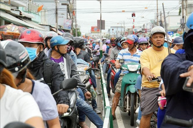 Người dân trở lại sau kỳ nghỉ lễ, giao thông ùn tắc tại nhiều tuyến đường, cửa ngõ các đô thị lớn