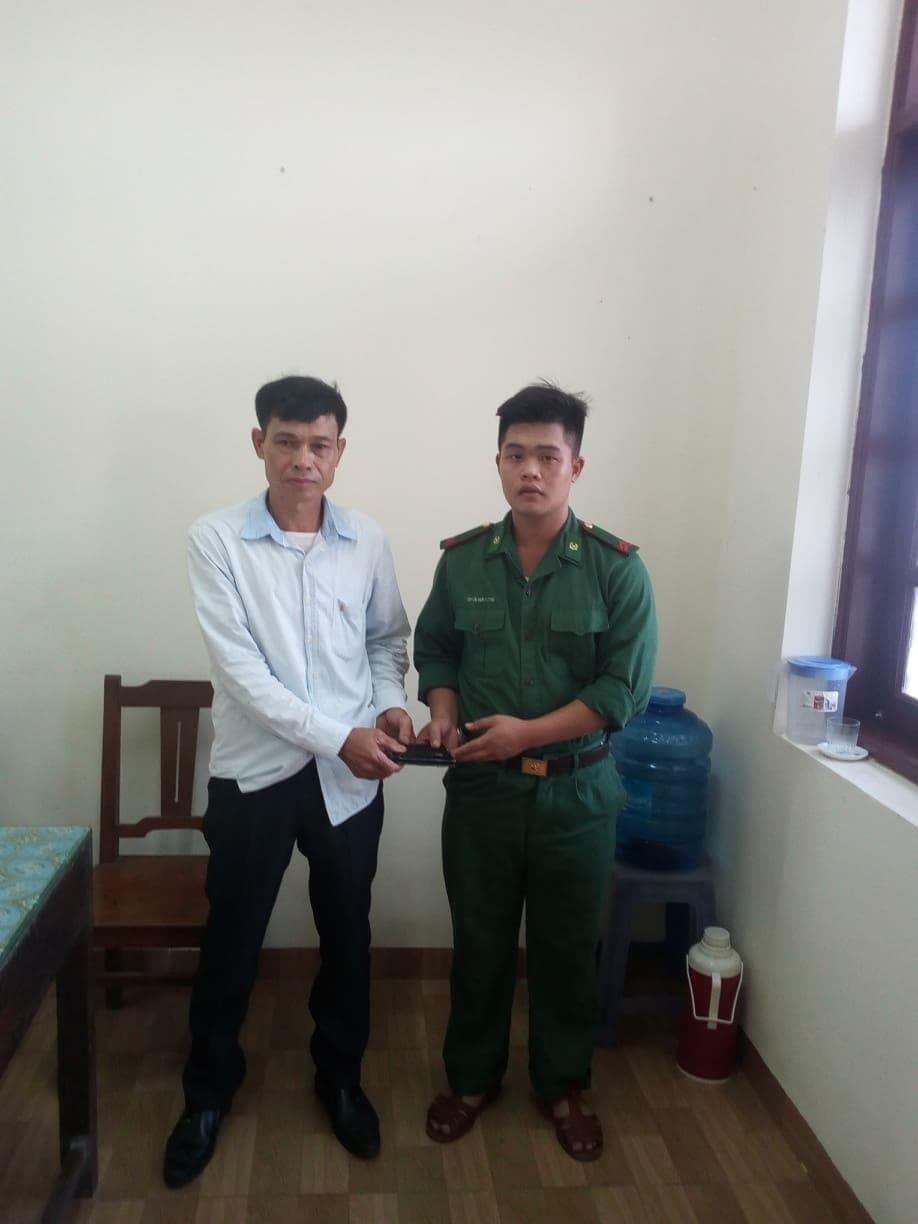 Chiến sĩ Biên phòng trả lại của rơi