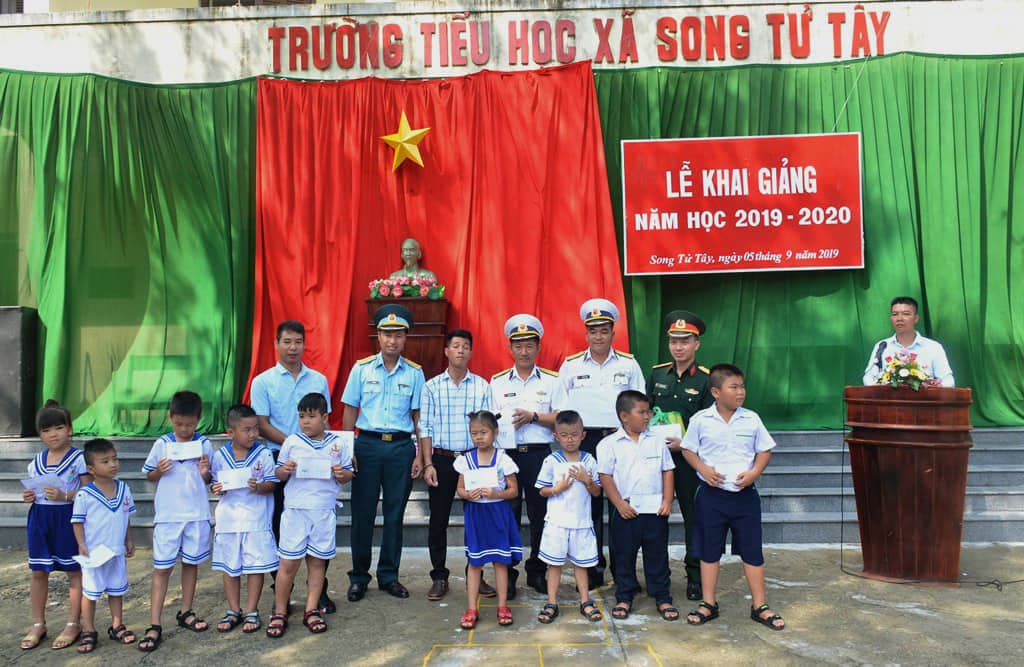 Ngày khai trường ở xã đảo Song Tử Tây