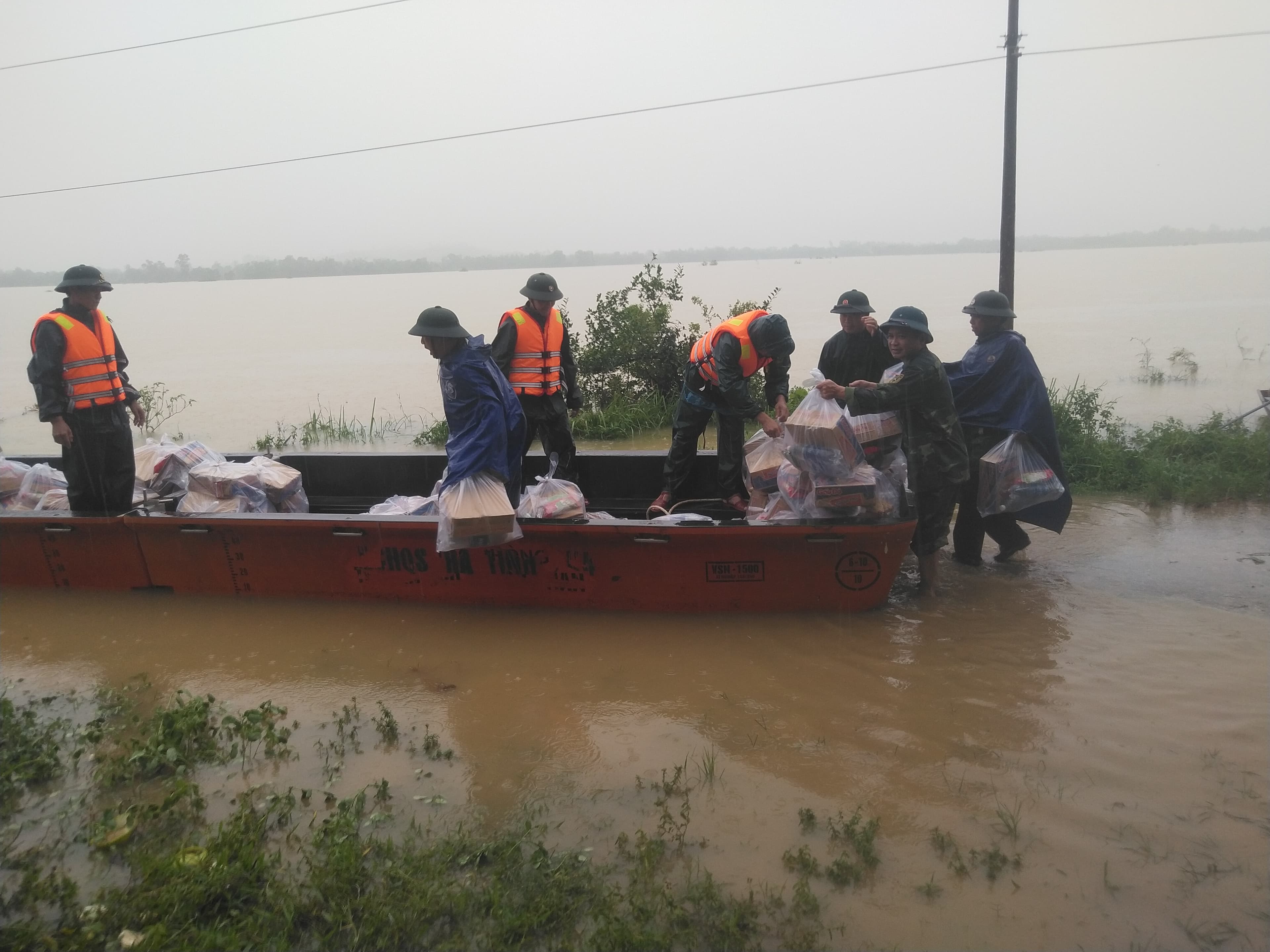 Hà Tĩnh: Hơn 700 cán bộ, chiến sĩ, dân quân tự vệ tham gia ứng phó với mưa lũ tại huyện Hương Khê