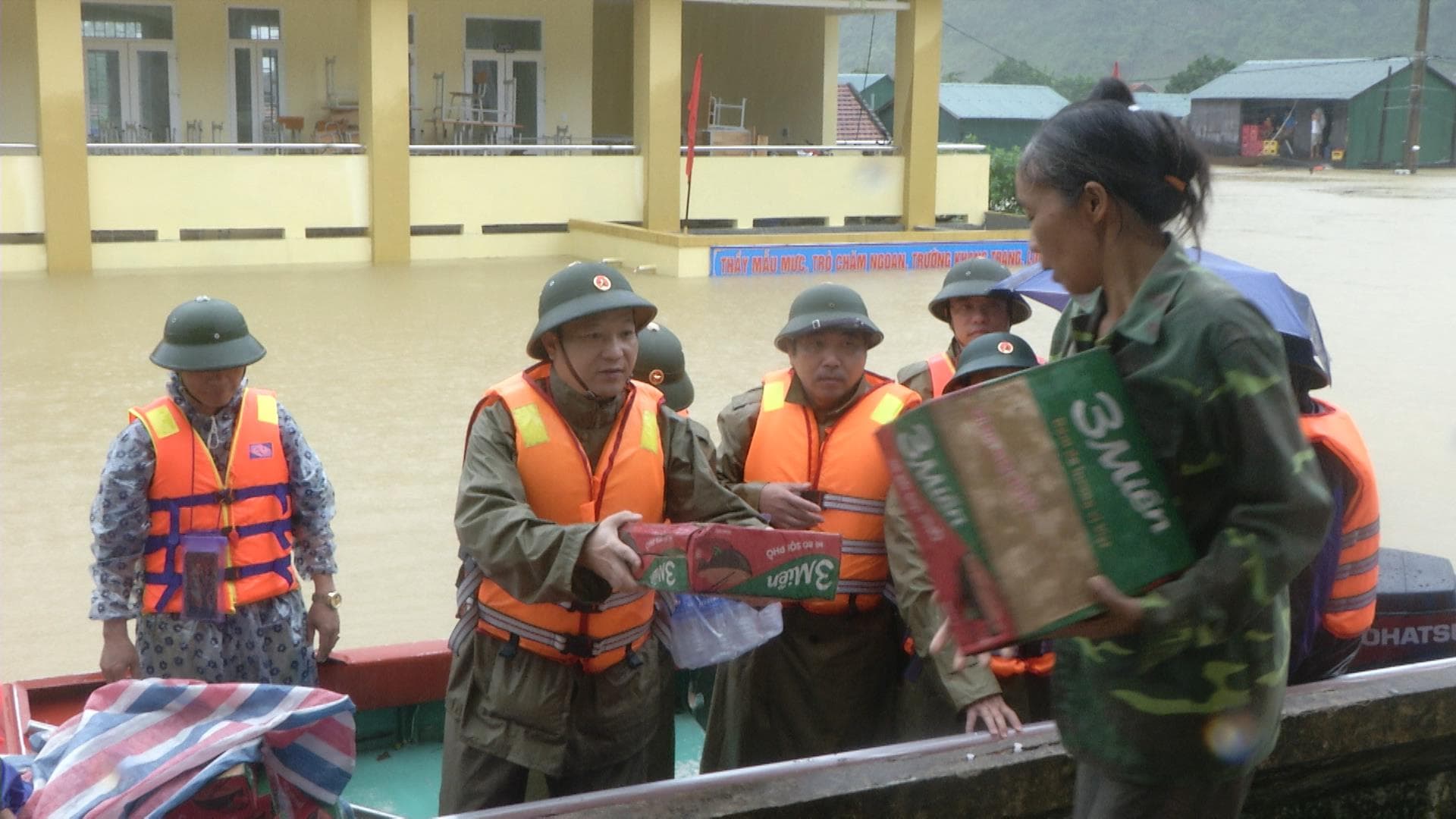Nỗ lực khắc phục hậu quả mưa lũ ở Bắc Trung Bộ