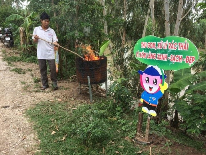 Dùng thùng phuy chứa và xử lý rác thải