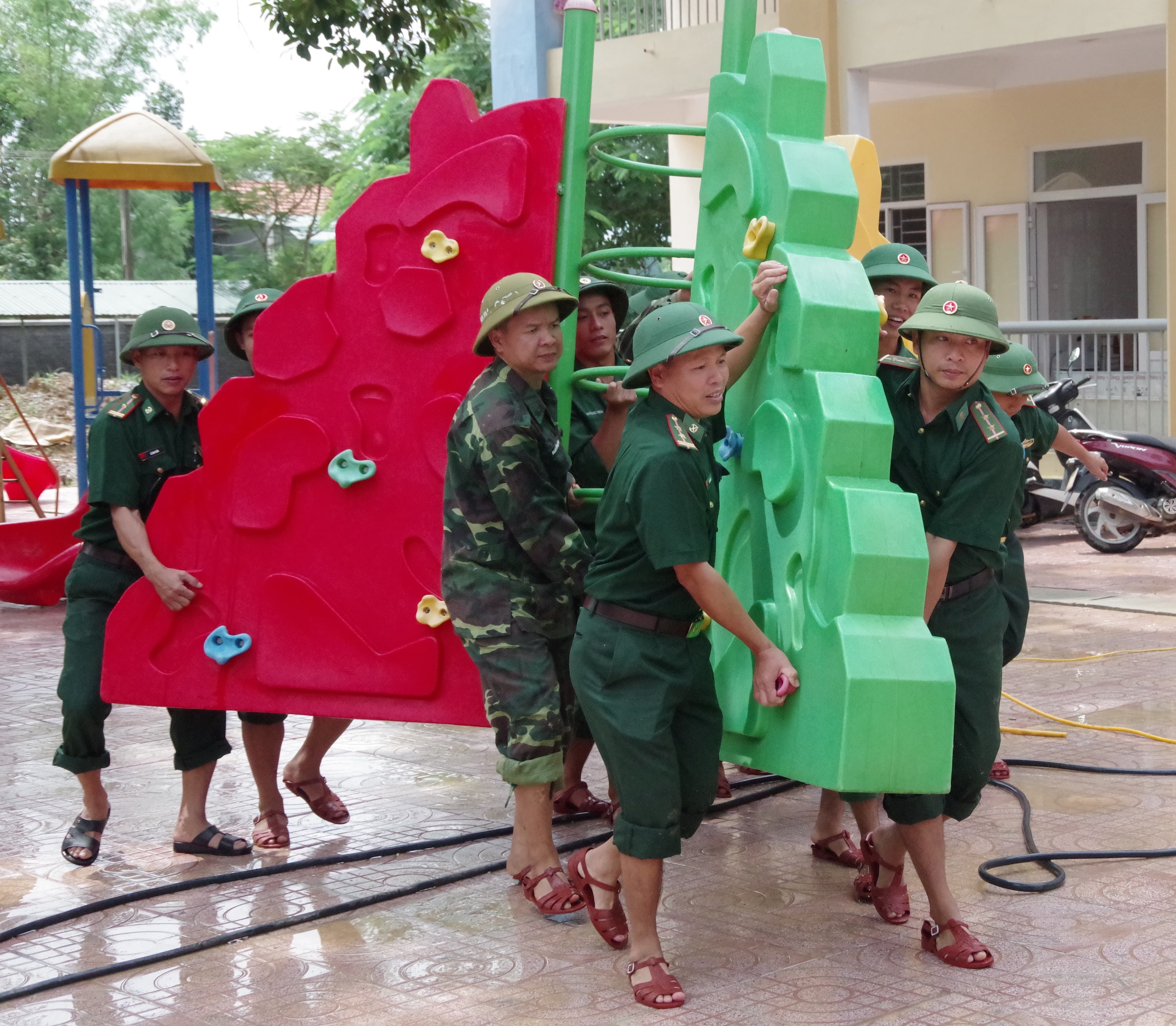 Tập trung lực lượng hỗ trợ ngành giáo dục vệ sinh trường lớp sau lũ