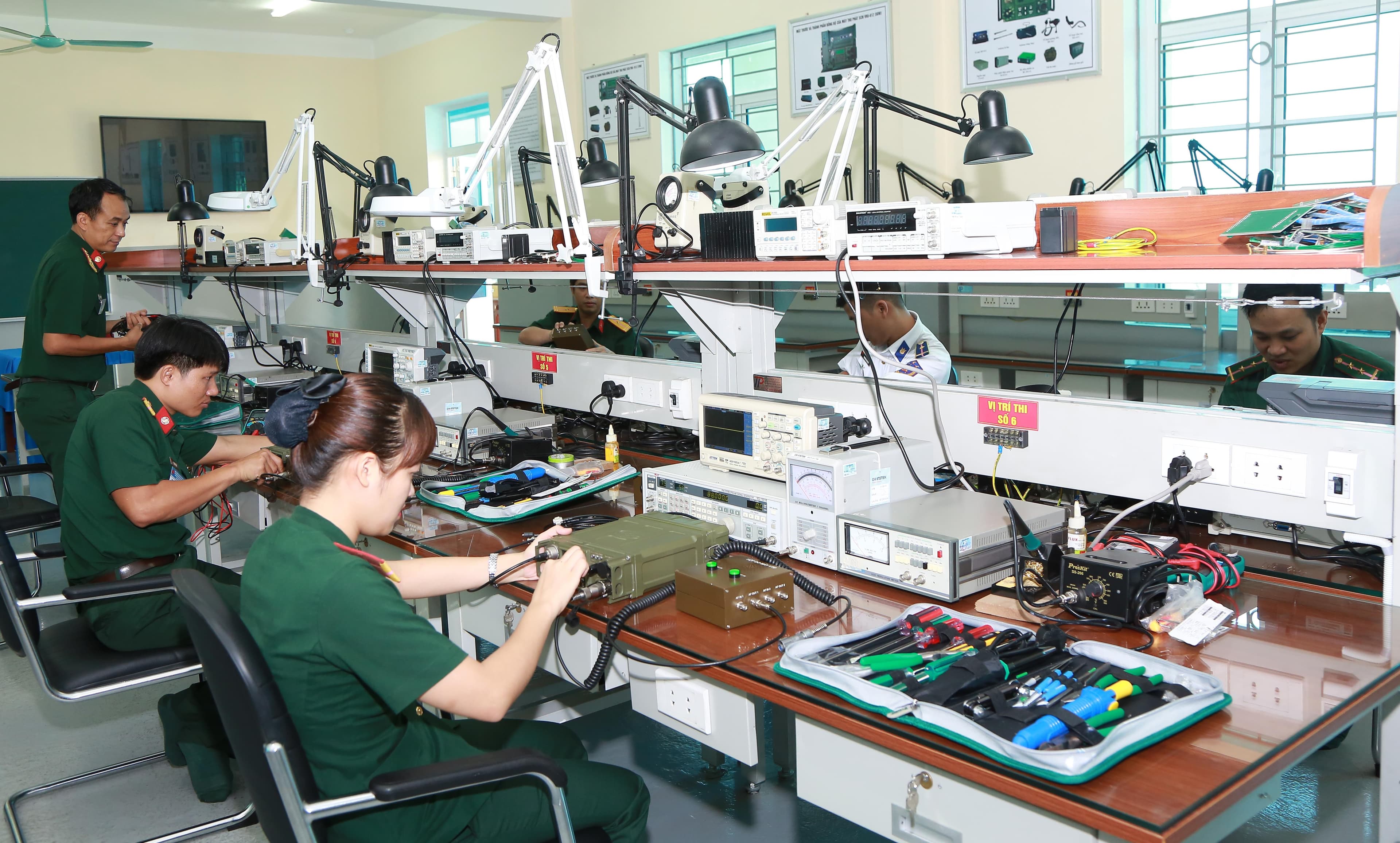 Huấn luyện làm chủ khí tài thông tin hiện đại