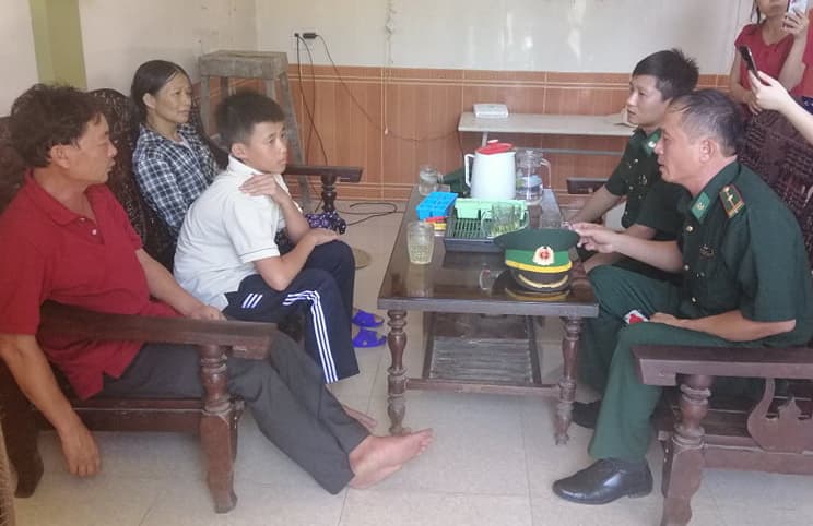Thăm hỏi các thuyền viên được cứu sống trở về