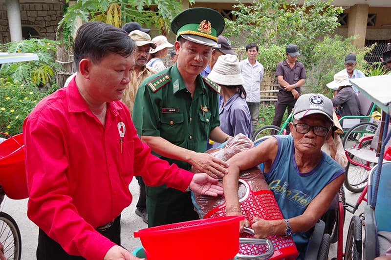 Bộ đội Biên phòng tặng quà cho bệnh nhân phong ở Quy Hòa