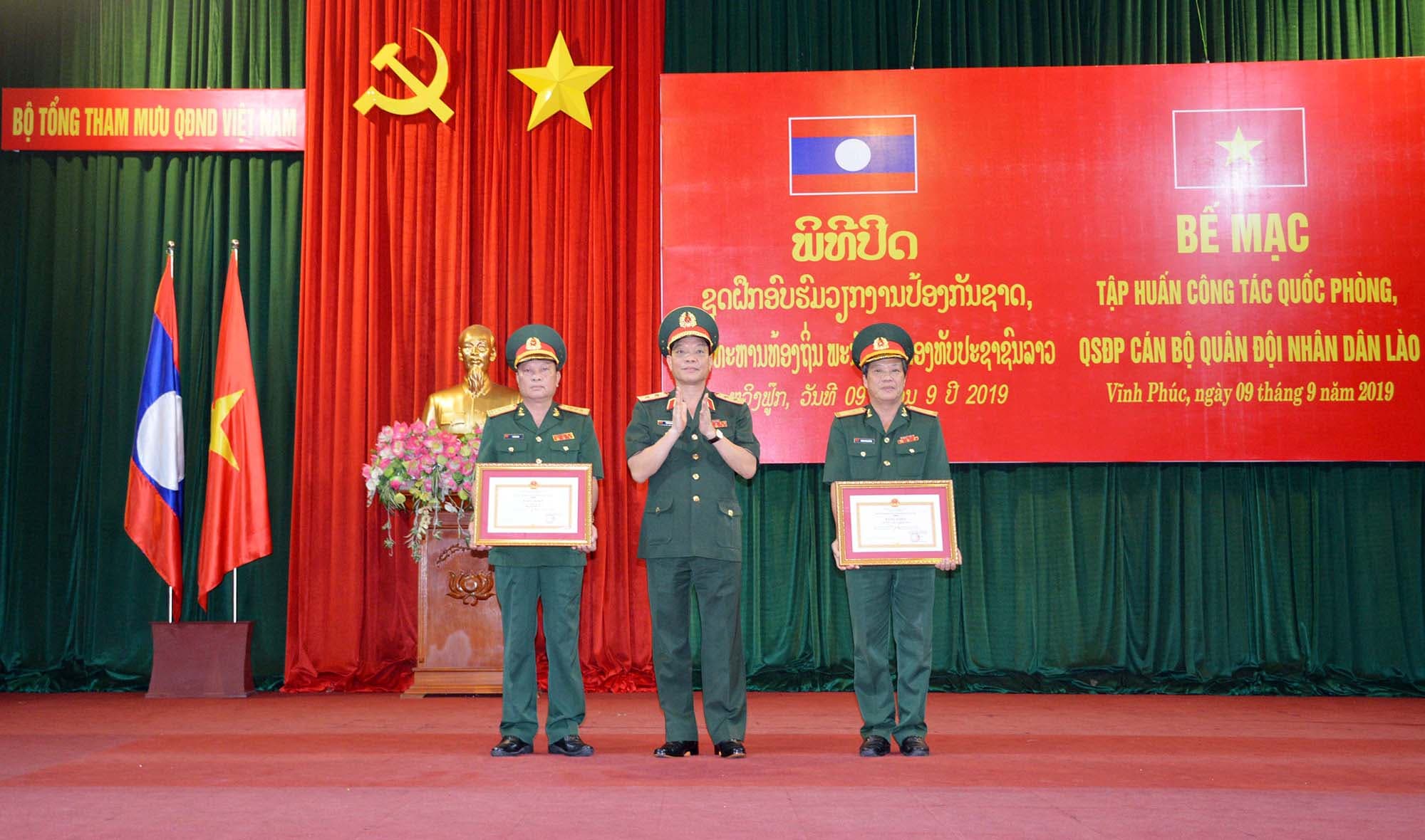 Bế mạc tập huấn công tác quốc phòng, quân sự địa phương cho cán bộ QĐND Lào