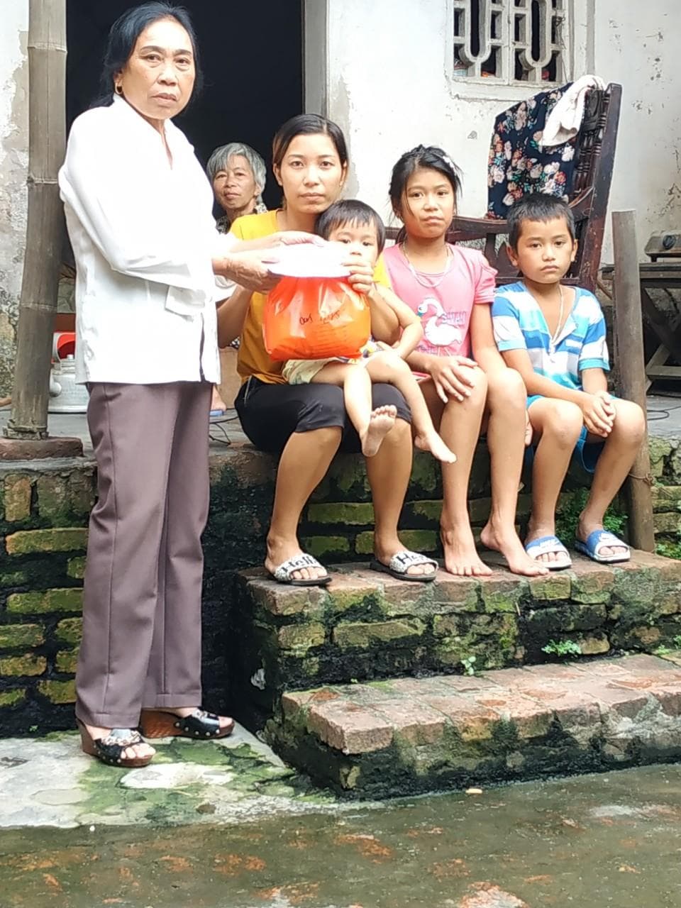 Bà Đặm hết mình vì công tác nhân đạo