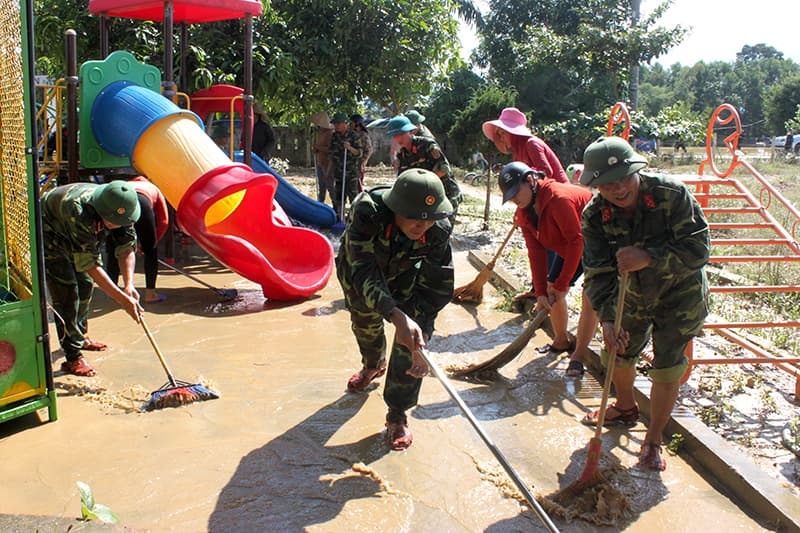 Bộ CHQS tỉnh Hà Tĩnh giúp nhân dân khắc phục hậu quả mưa lụt