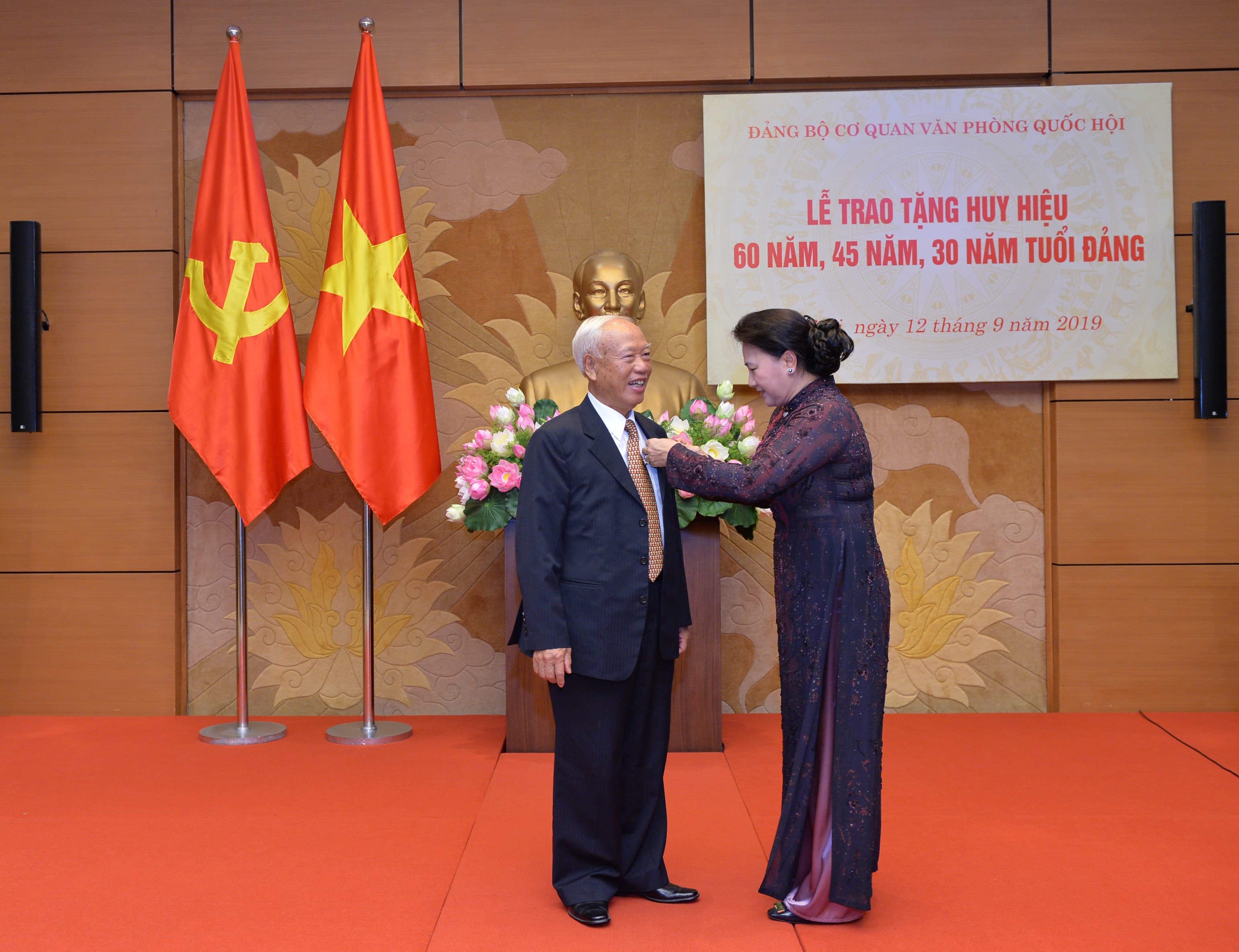 Đảng bộ cơ quan Văn phòng Quốc hội tổ chức Lễ trao tặng Huy hiệu 60 năm, 45 năm, 30 năm tuổi Đảng