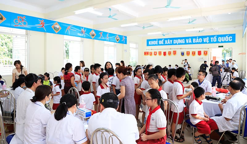 Hơn 1.700 học sinh phường Hạ Đình được khám sức khỏe sau vụ cháy Công ty Rạng Đông
