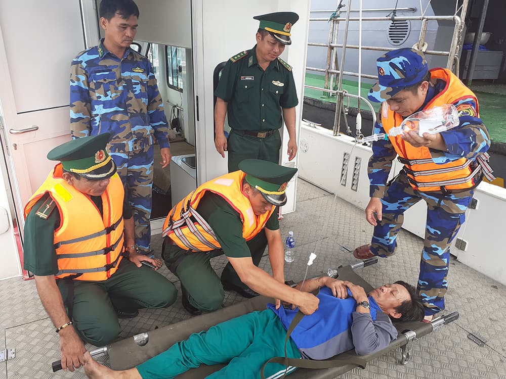 Bộ đội Biên phòng Đà Nẵng cấp cứu ngư dân bị ngộ độc trên biển