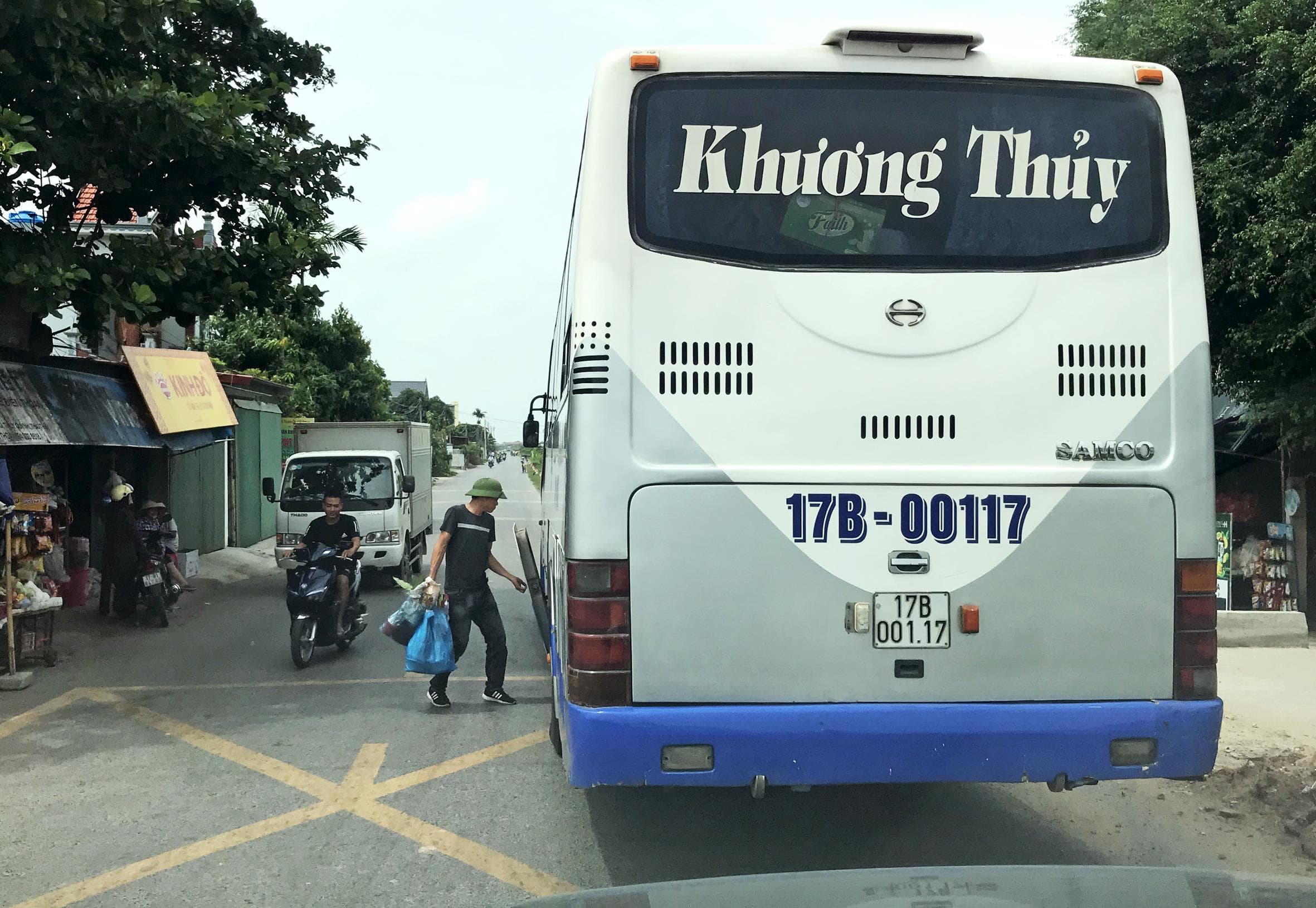 Ngang nhiên đón khách sai quy định