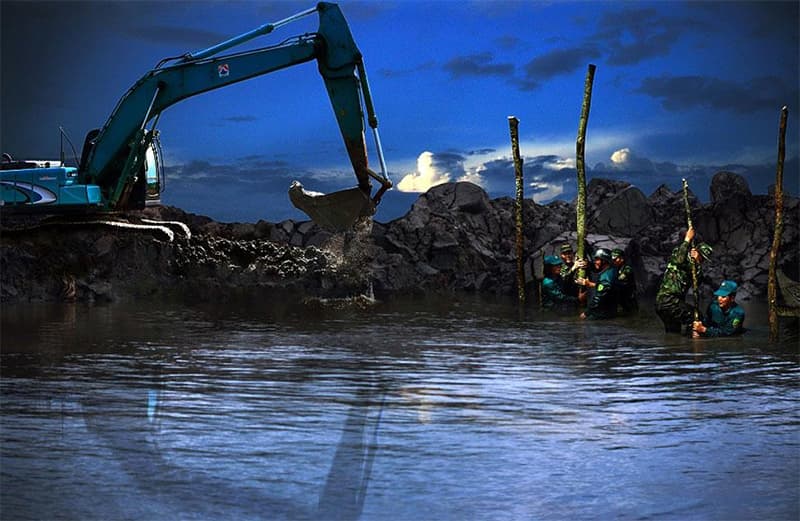 Tác phẩm “Ngăn lũ” đoạt giải nhất cuộc thi ảnh "Long An quê hương tôi"