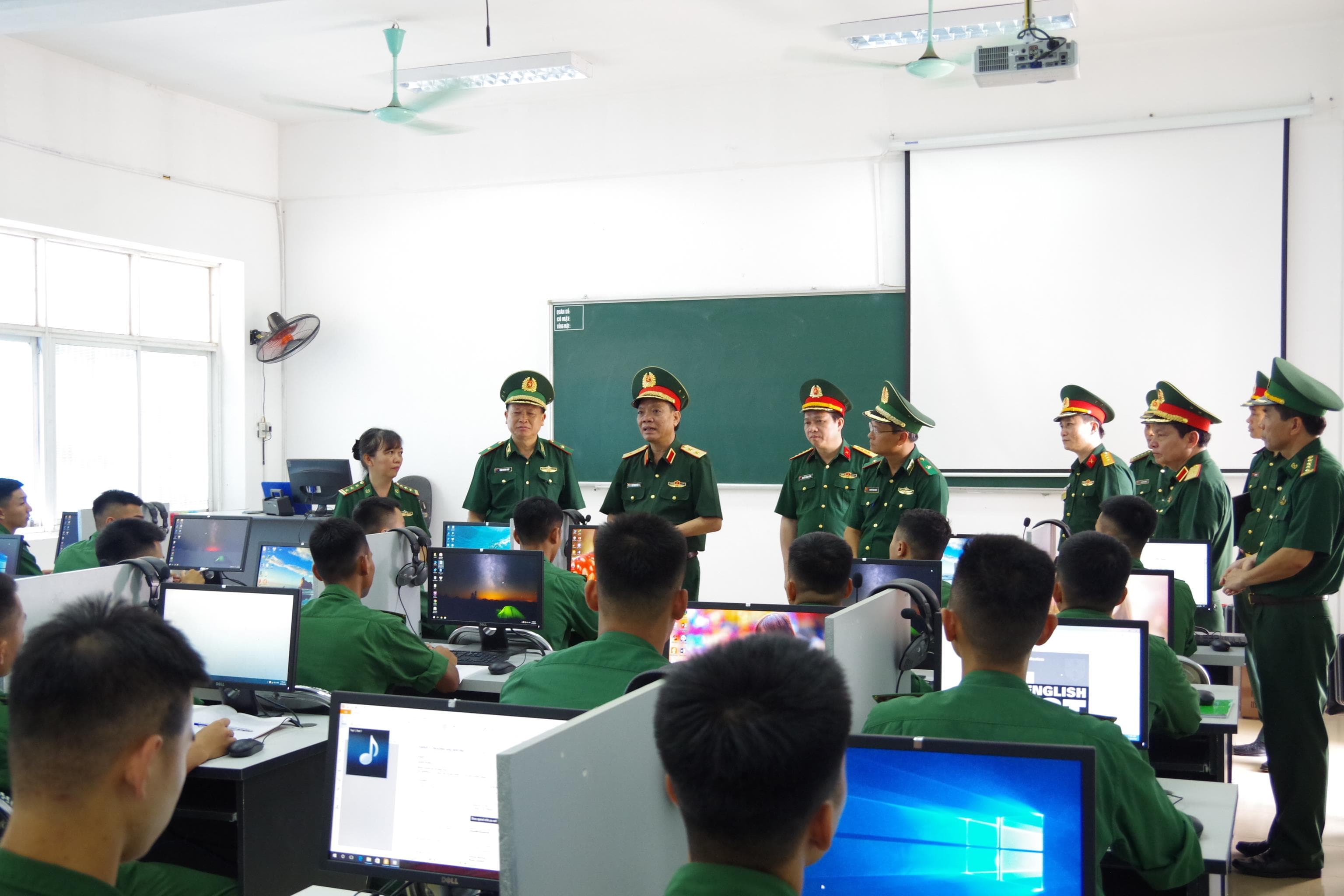 Đổi mới nội dung, chương trình đào tạo sát với thực tế tại đơn vị