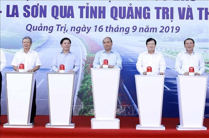 Thủ tướng Nguyễn Xuân Phúc phát lệnh khởi công tuyến Cam Lộ-La Sơn thuộc Dự án đường bộ cao tốc Bắc-Nam
