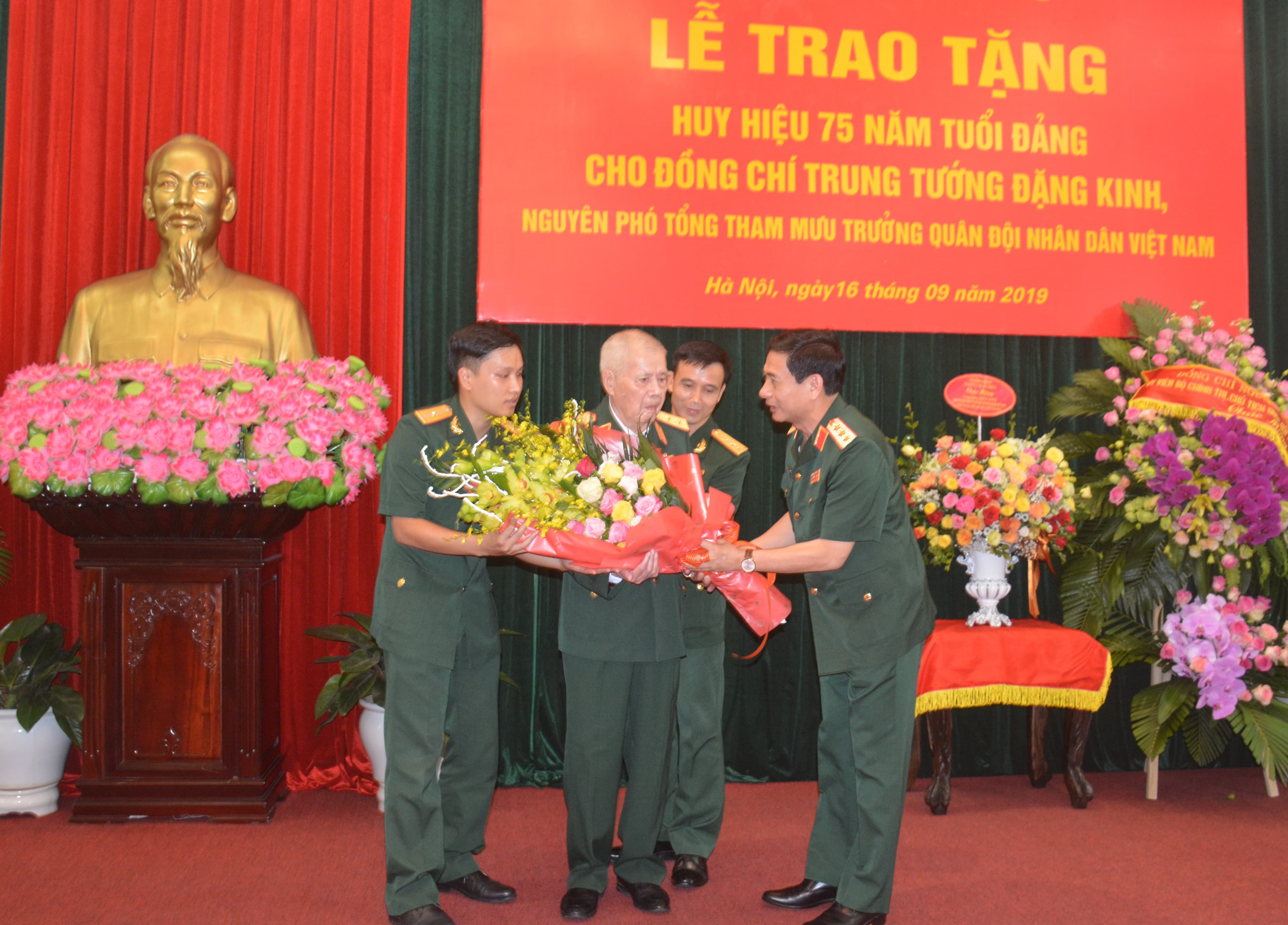 Trao tặng huy hiệu 75 năm tuổi đảng cho Trung tướng Đặng Kinh