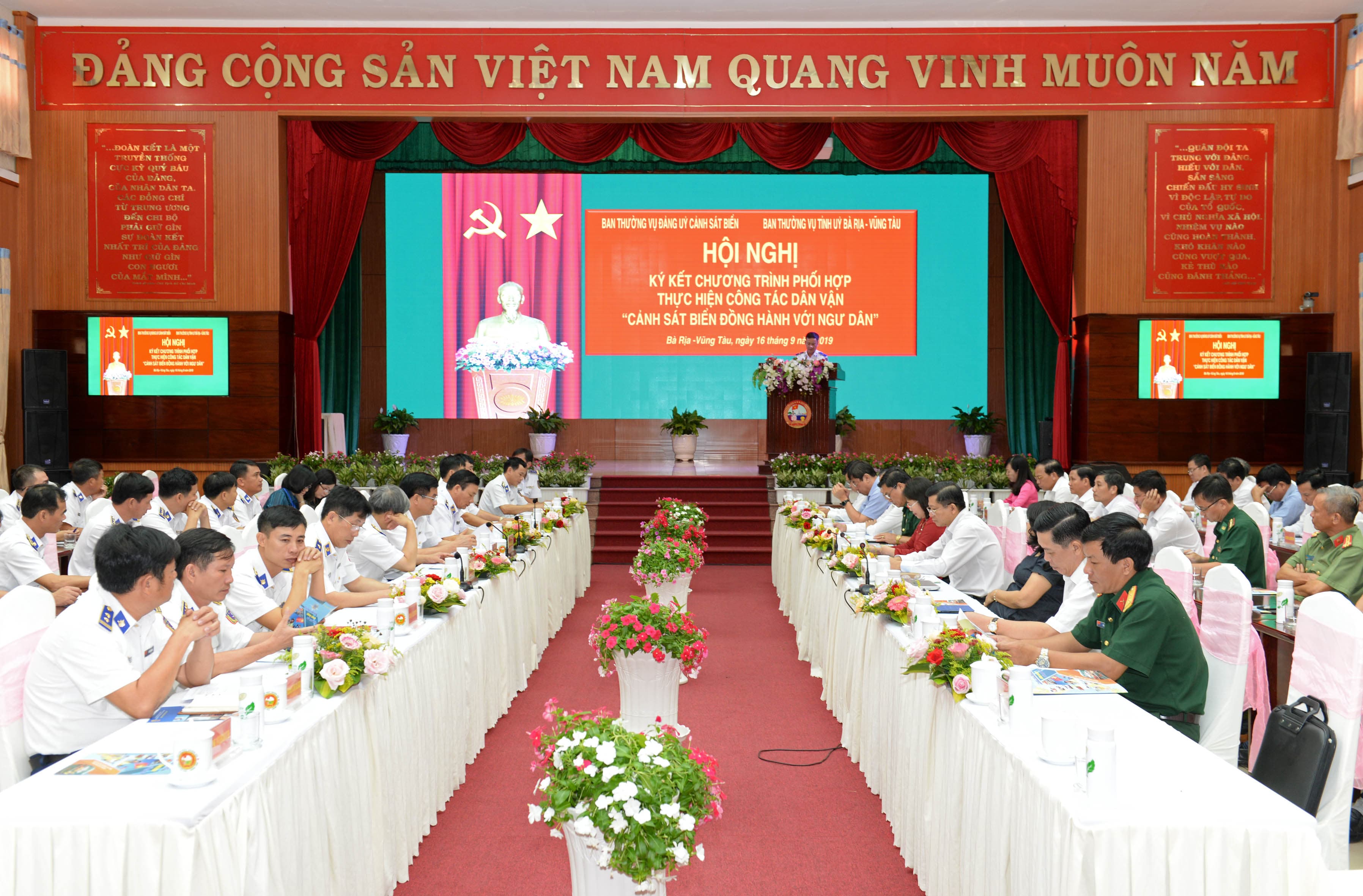 Ký kết chương trình “Cảnh sát biển đồng hành với ngư dân”