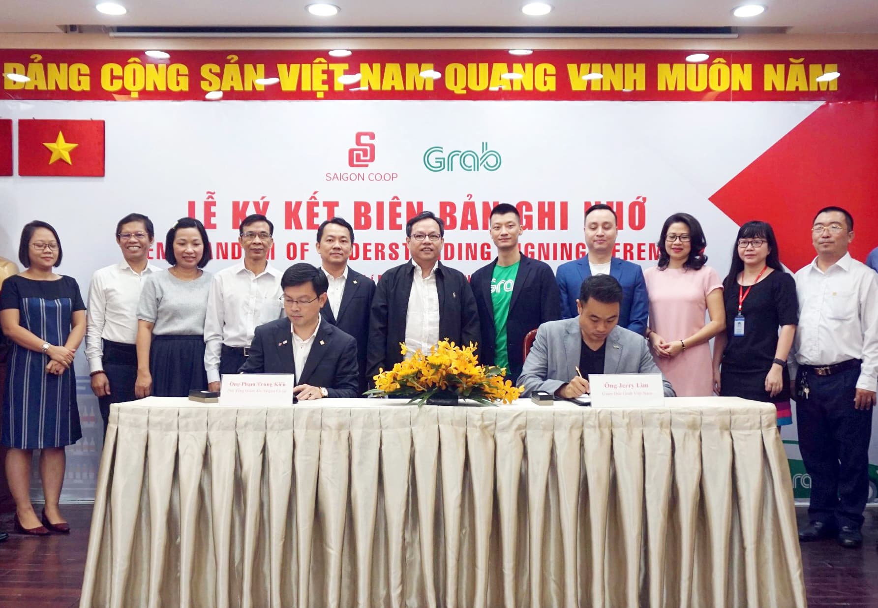 Liên hiệp Hợp tác xã Thương mại TP Hồ Chí Minh và Grab ký hợp tác chiến lược