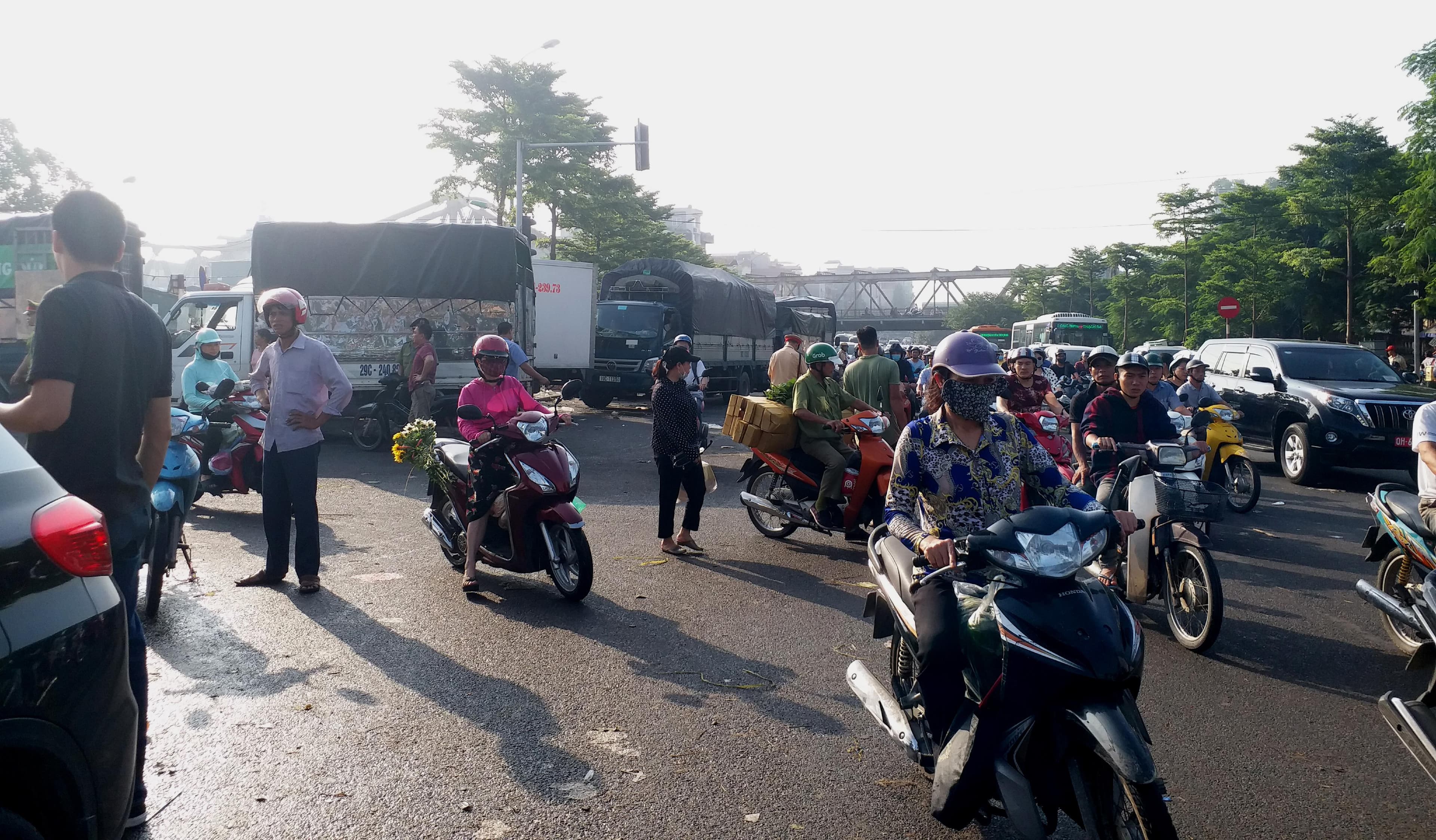 Chấn chỉnh việc lấn chiếm lòng, lề đường tại chợ Long Biên