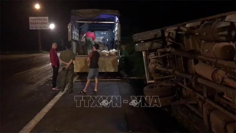 Bình Phước: Xe tải tông trực diện xe máy, 2 người chết, một người nguy kịch