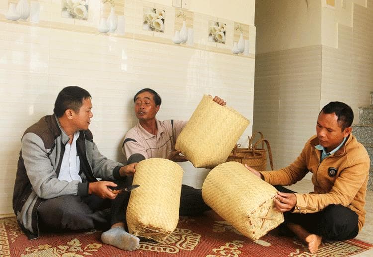 Giúp bà con thoát nghèo, xây dựng đời sống mới