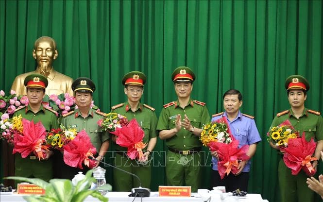 Khen thưởng thành tích điều tra vụ án “Lừa đảo chiếm đoạt tài sản” tại Công ty cổ phần địa ốc Alibaba