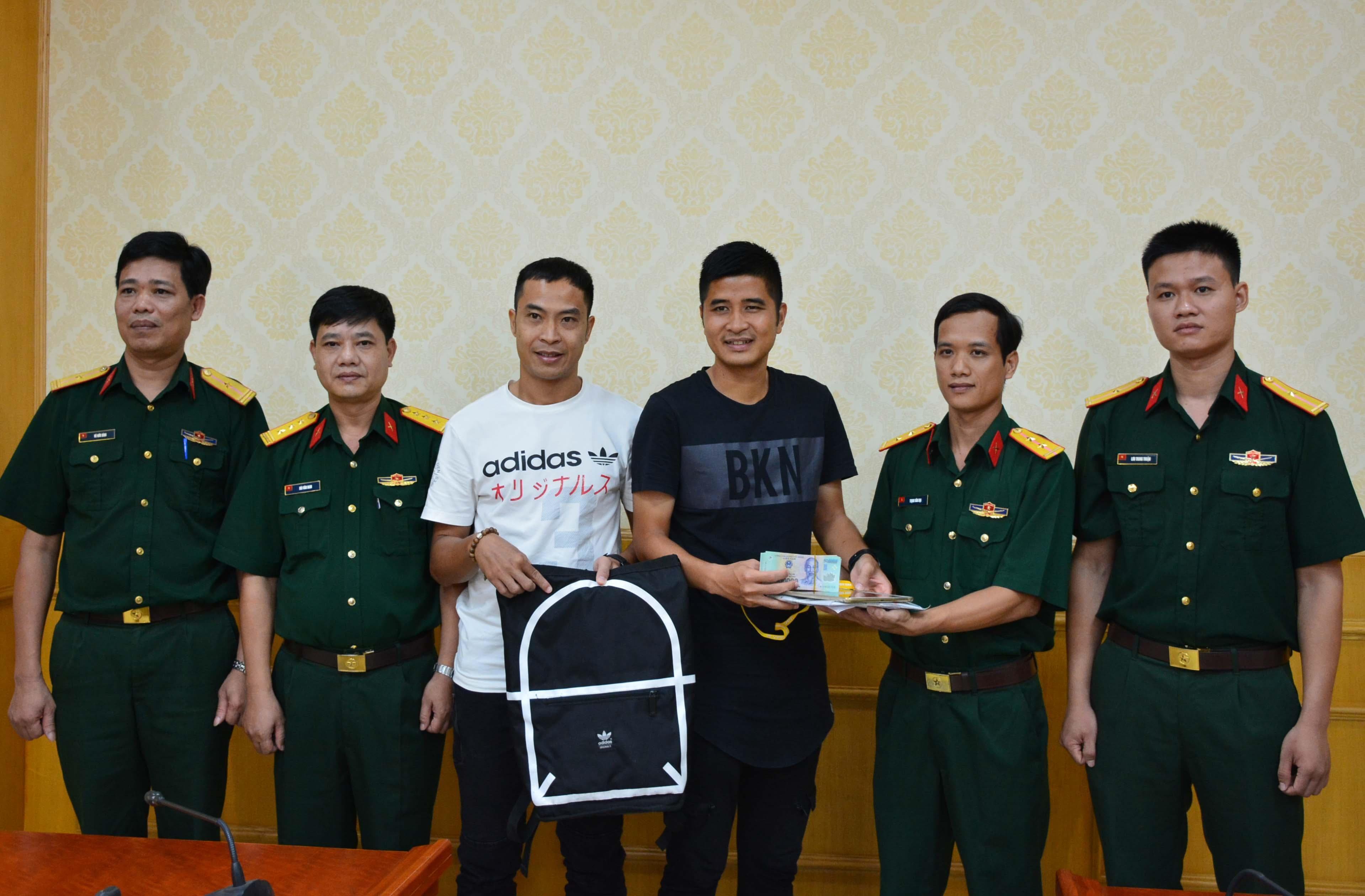 Hành động đẹp của hai quân nhân