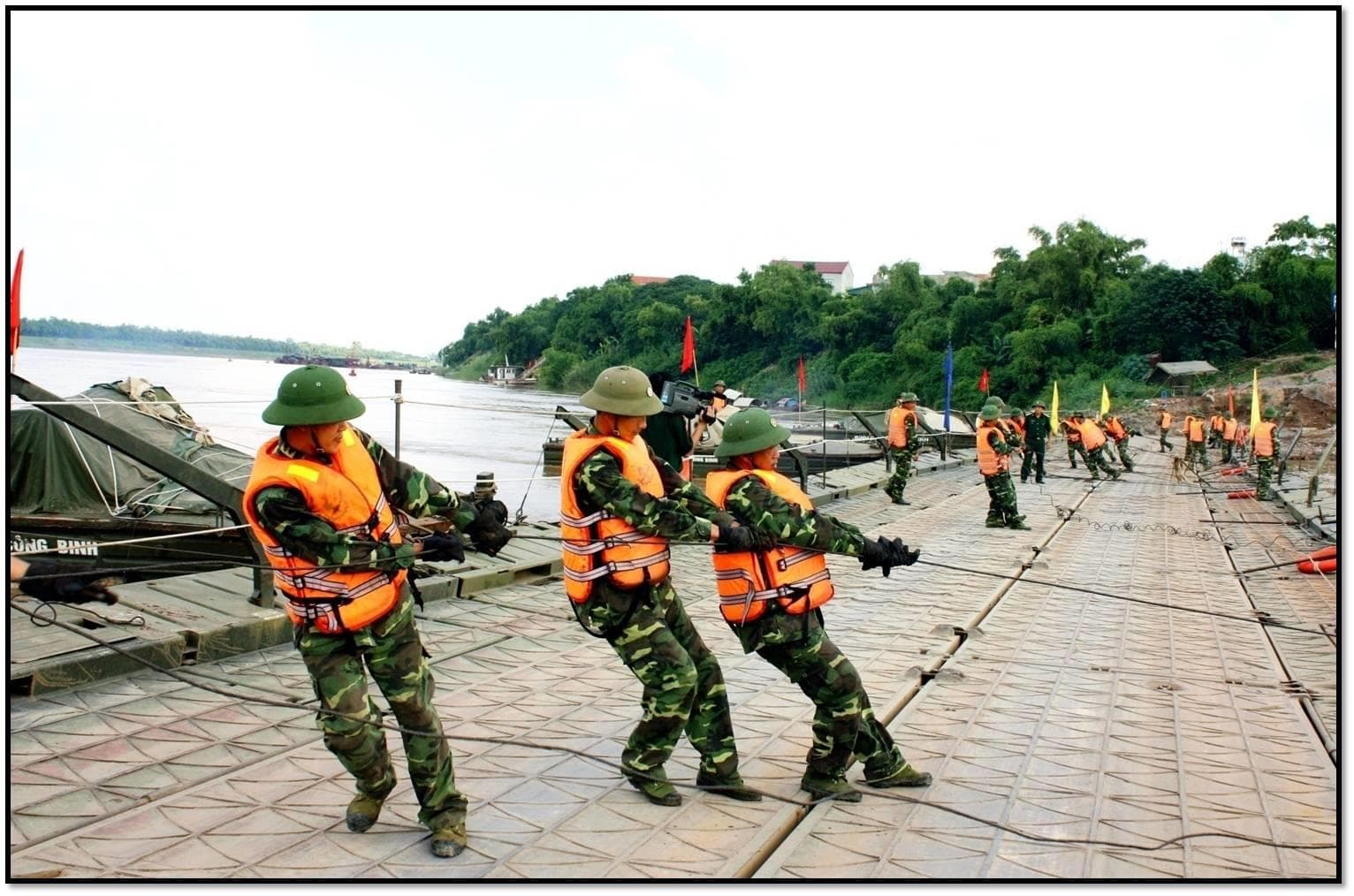 Thi đua vượt khó, thực hiện thắng lợi nhiệm vụ