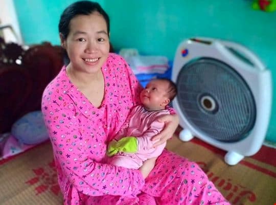 Hạnh phúc làm mẹ sau 11 năm chung sống với bệnh ung thư máu