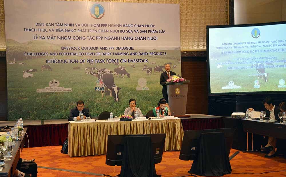 Đẩy mạnh liên kết để chăn nuôi bò sữa phát triển bền vững