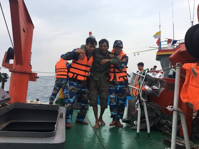Bộ đội Biên phòng Nghệ An cứu nạn tàu cá và 7 ngư dân gặp nạn trên biển