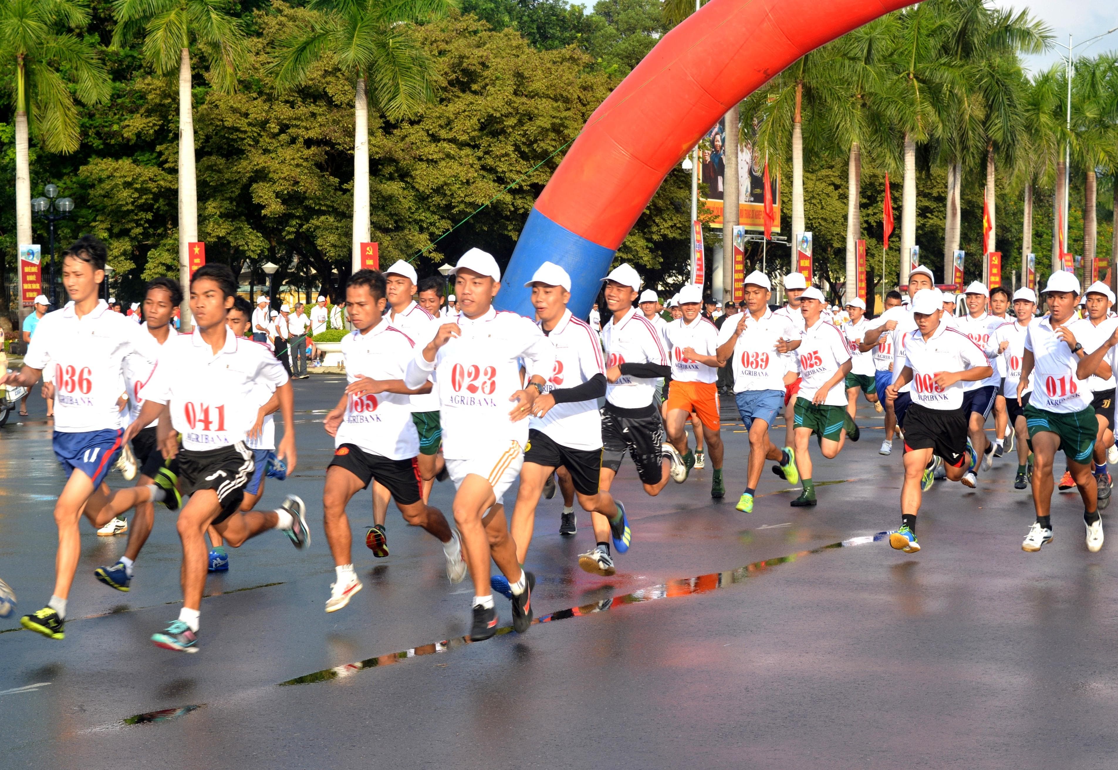 Hơn 1.800 vận động viên tham gia Giải chạy việt dã truyền thống Báo Quảng Nam mở rộng