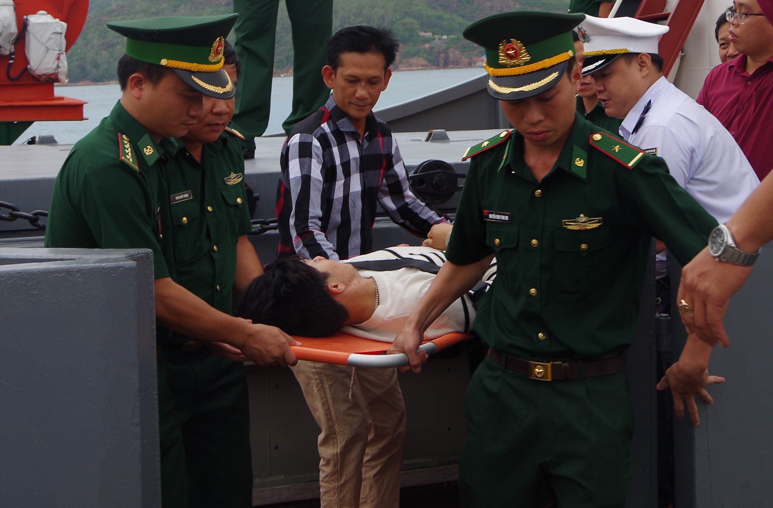 BĐBP tỉnh Bình Định tiếp nhận ngư dân gặp nạn trên biển
