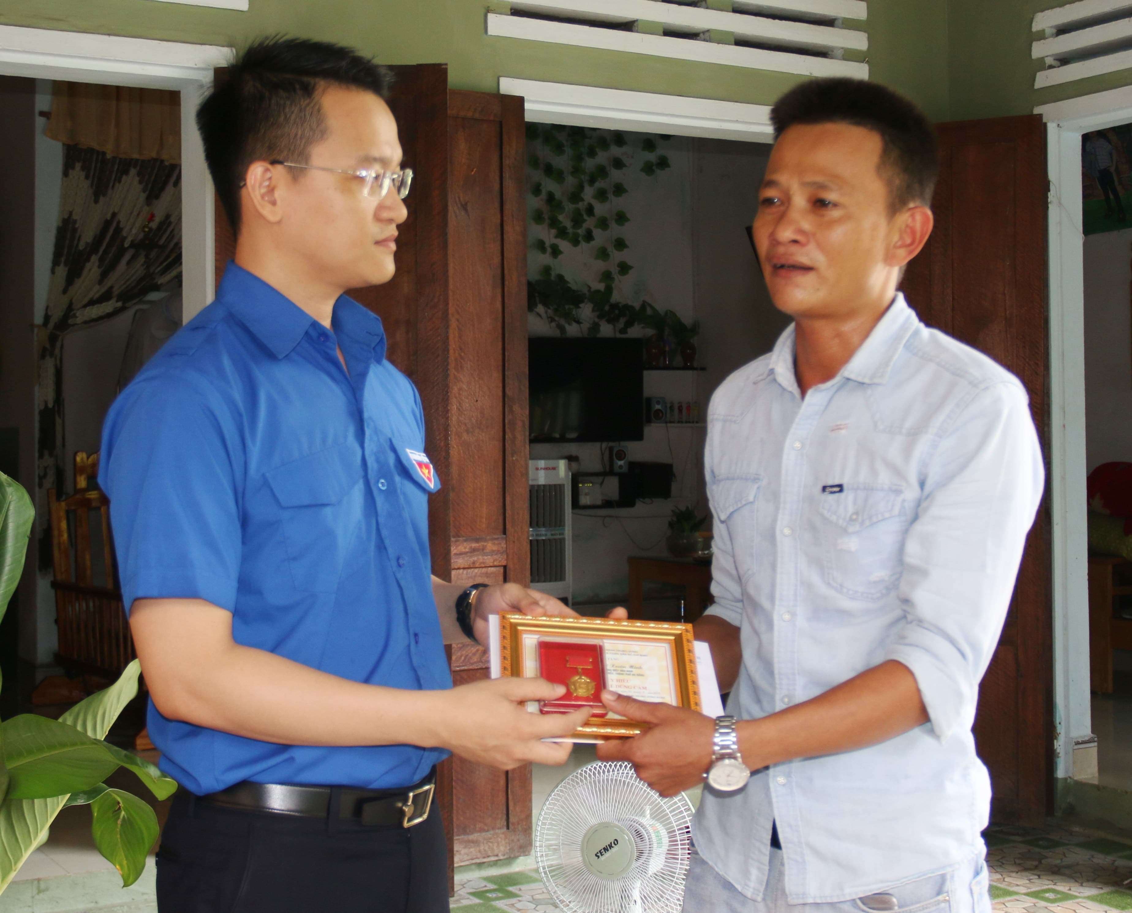 Trao Huy hiệu “Tuổi trẻ dũng cảm” tặng người cứu nạn trên bán đảo Sơn Trà