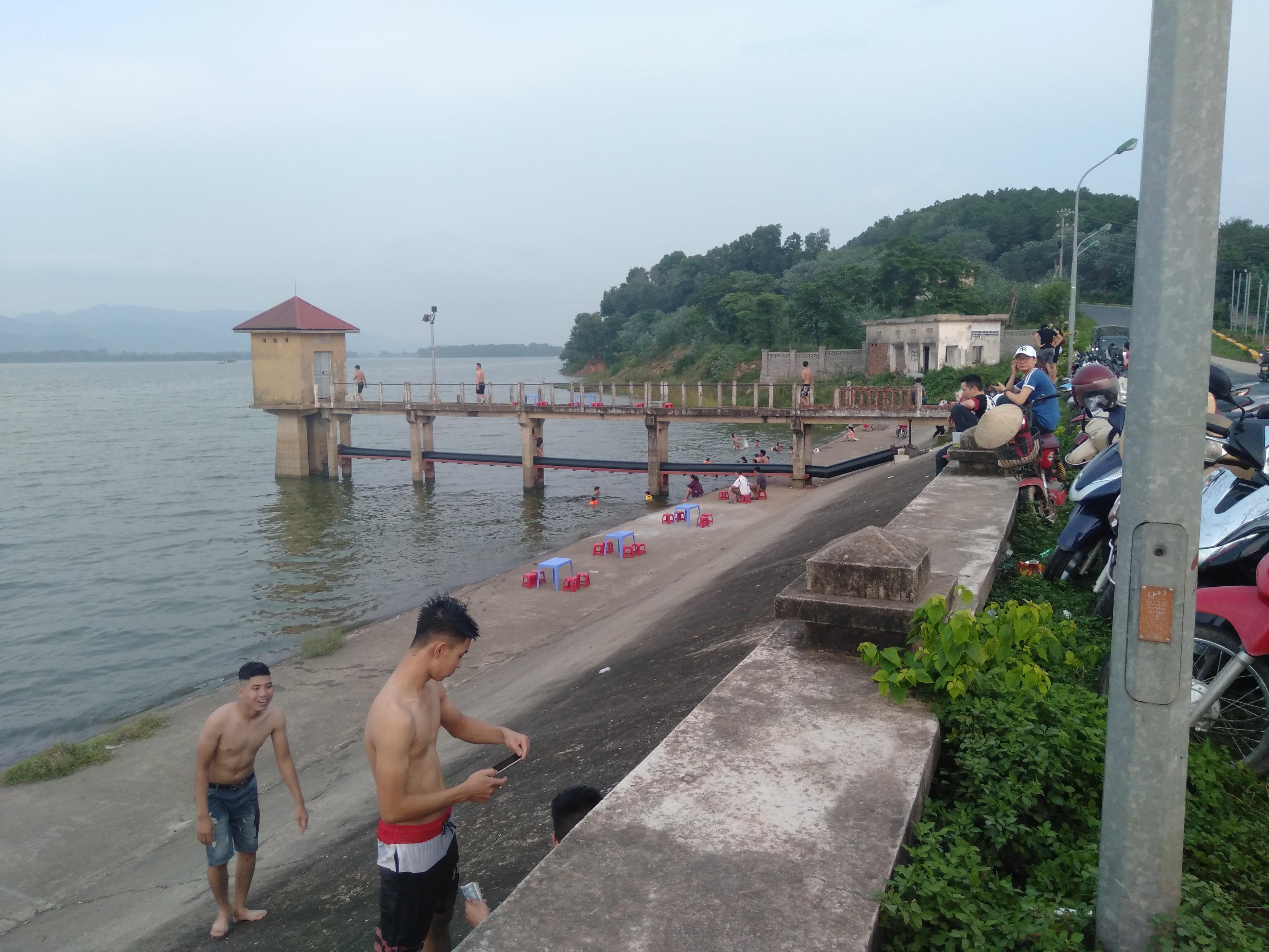 Cần ngăn chặn những bãi tắm tự phát tại hồ Đại Lải