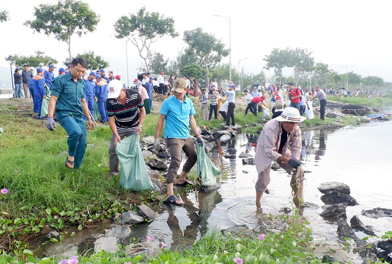 Hơn 2.000 người ra quân hưởng ứng Chiến dịch “Làm cho thế giới sạch hơn”